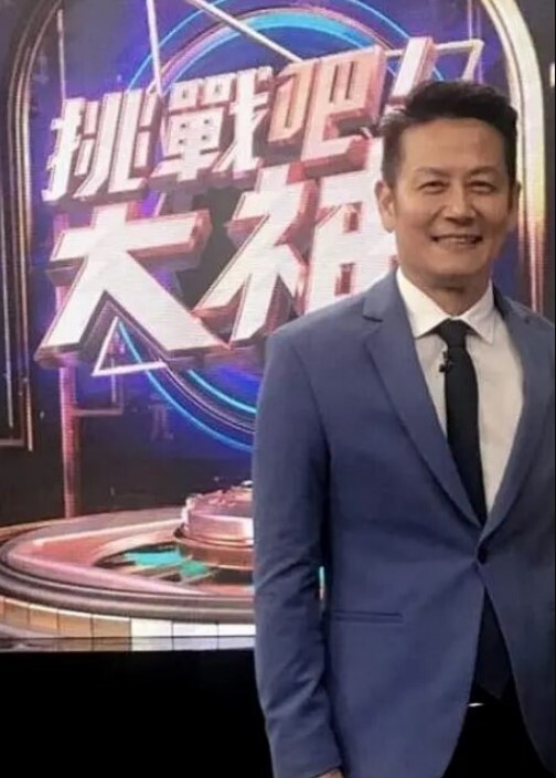 【反差少妇】高颜值美少妇瑶瑶和老外大屌男友吃饱回房间大干一场！ - 粉嫩小湿妹