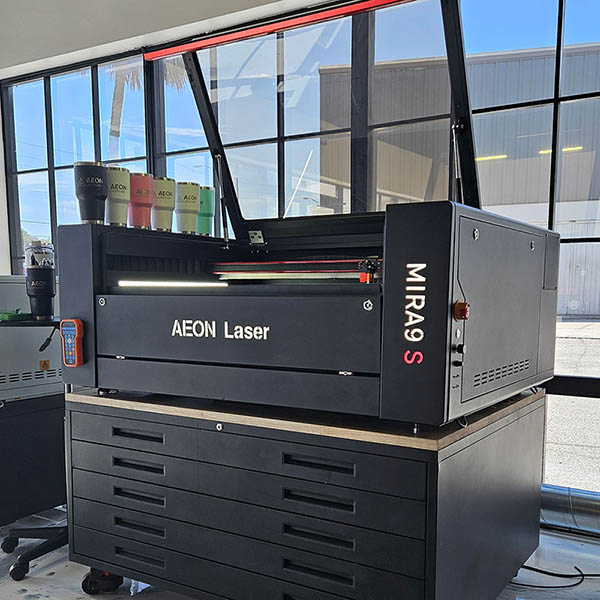Product specialist and person looking at an Aeon laser together in the 圣女触手服堕落计划2魔改版 showroom