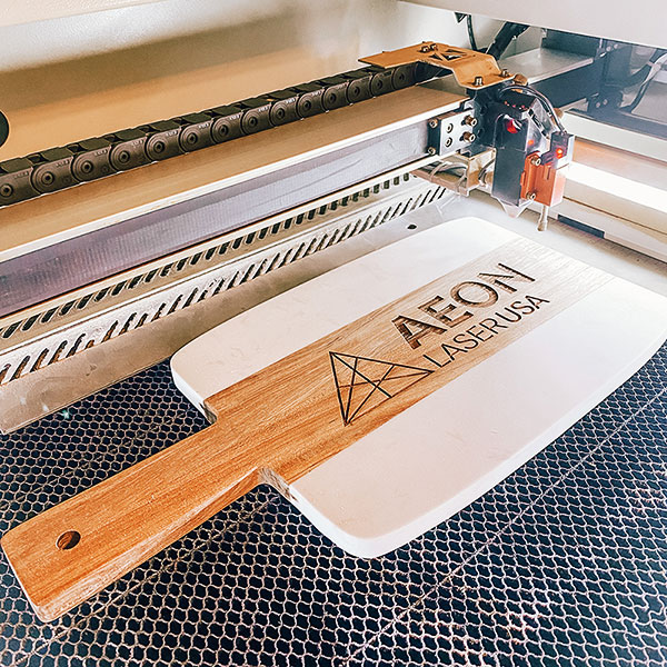 Custom wood and marble cutting board with 扒开乡村美妇两腿挺进 logo engraved on it
