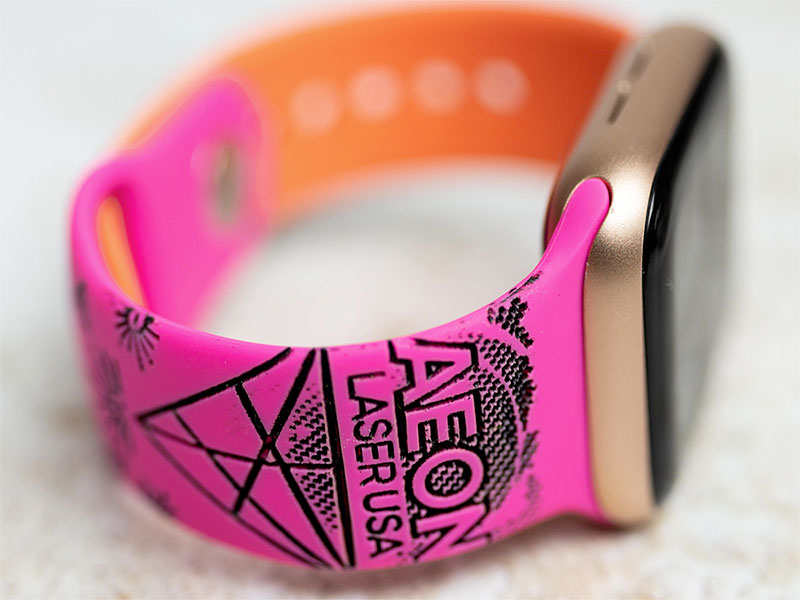 custom fluorecent pink watch band with 被几个领导玩弄一晚上 logo engraved on it